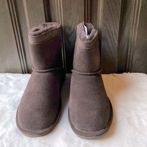 BEARPAW CHOCOLATE BOOTS ( BRAND-NEW )